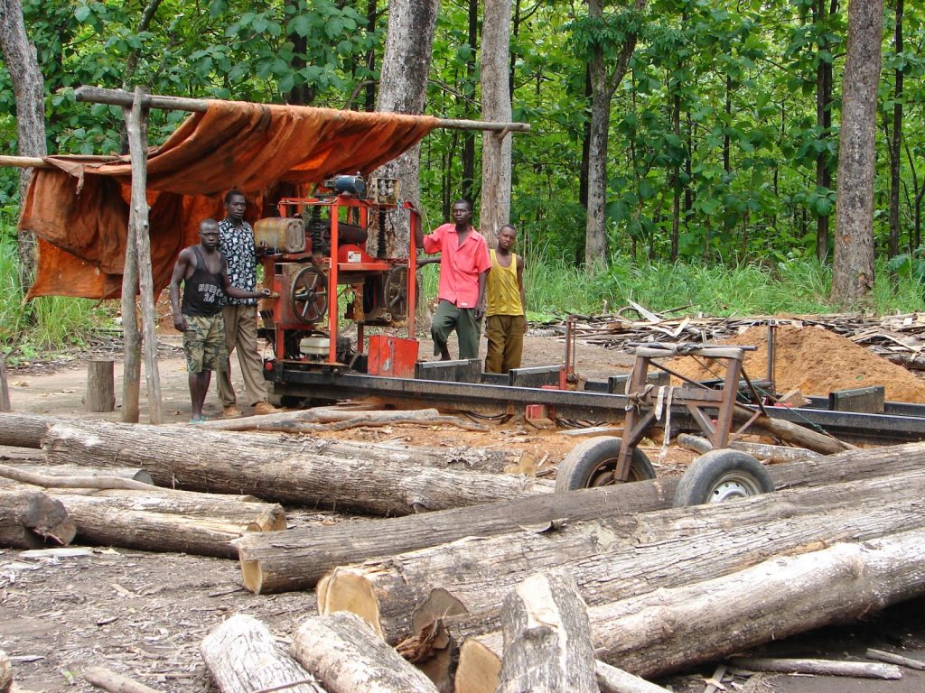 Про лесопилку. Нигерия Лесная промышленность. Лесопилки. Пилорама в лесу. Старинная Лесопилка.